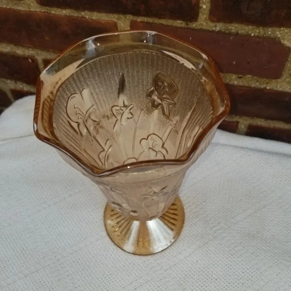 Vintage carnival glass‎ vase